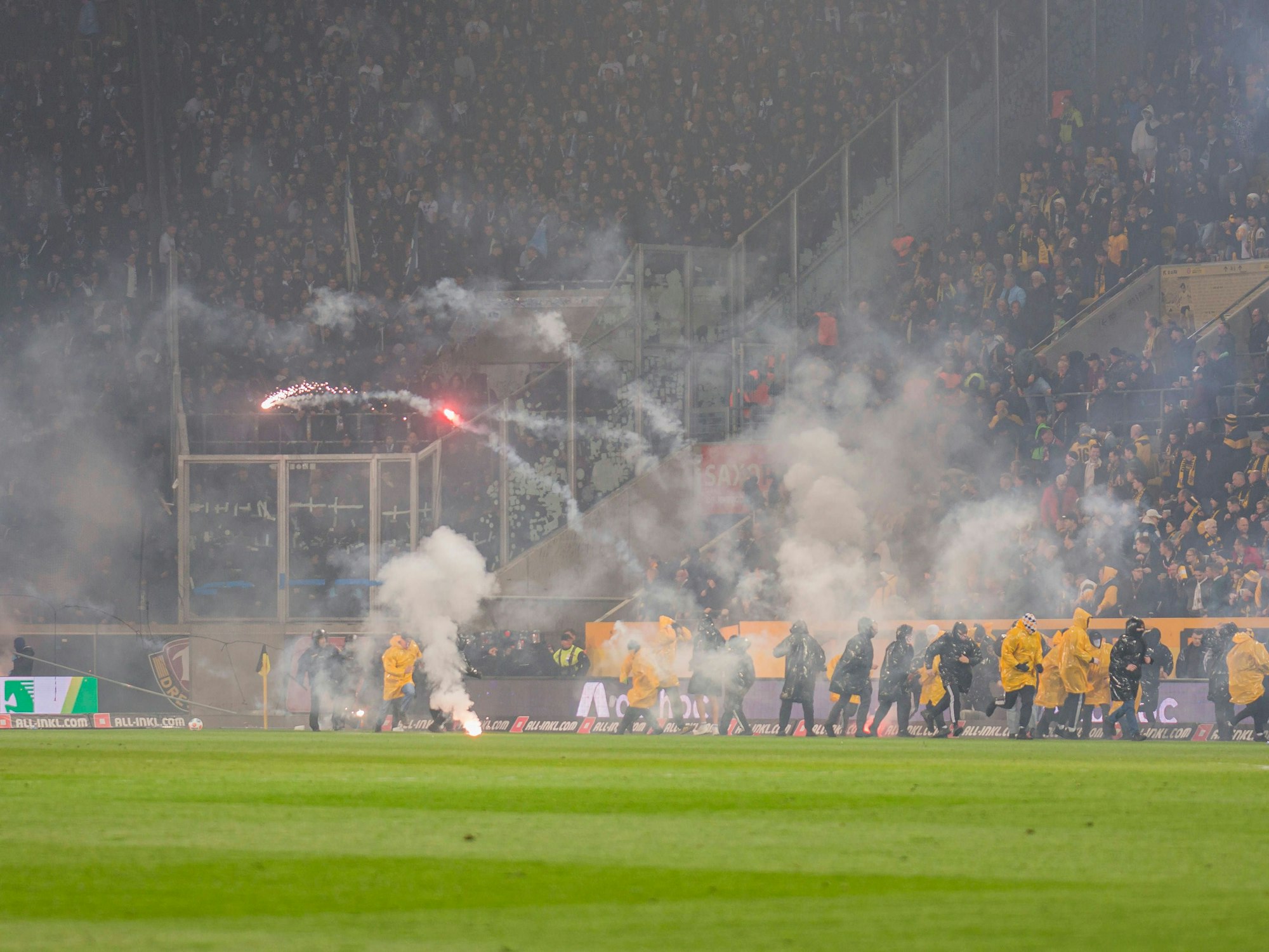 Dynamo-Fans werfen Pyrotechnik in den Hertha-Gästeblock.