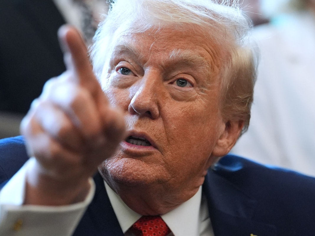 US-Präsident Donald Trump zeigt auf jemanden vor sich, der nicht im Bild zu sehen ist.