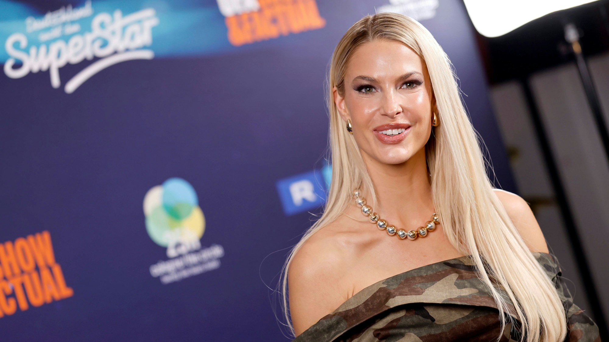 Isi Glück mit blonden Haaren und Schmuck