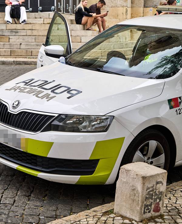 Ein Streifenwagen der Policia Municipal parkt auf einer Straße in Lissabon.