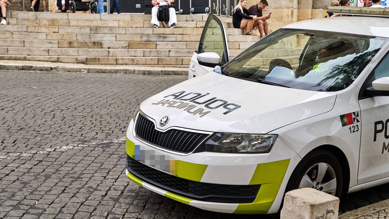 Ein Streifenwagen der Policia Municipal parkt auf einer Straße in Lissabon.