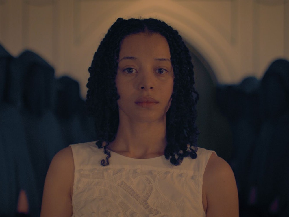 Agnes (Chase Infinity aus „One Battle After Another“) ist in der Serie „The Testaments: Die Zeuginnen“ die Tochter eines privilegierten Commanders. Auf einer Schule für höhere Töchter wird sie in der „The Handmaid's Tale“-Nachfolgeserie für das Leben an der Seite eines Commanders im faschistischen, frauenfeindlichen Staat Gilead ausgebildet. (Bild: Disney+ 2026)