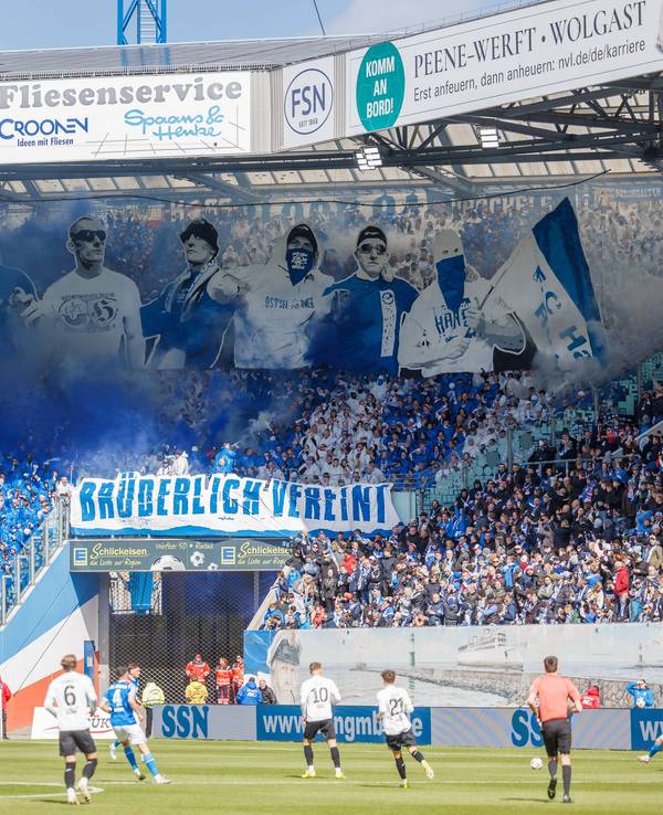 Die Hansa-Fans zeigen eine eindrucksvolle Choreographie.