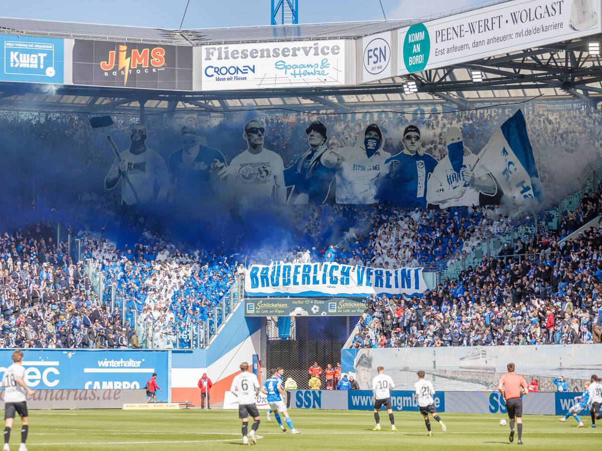 Die Hansa-Fans zeigen eine eindrucksvolle Choreographie.
