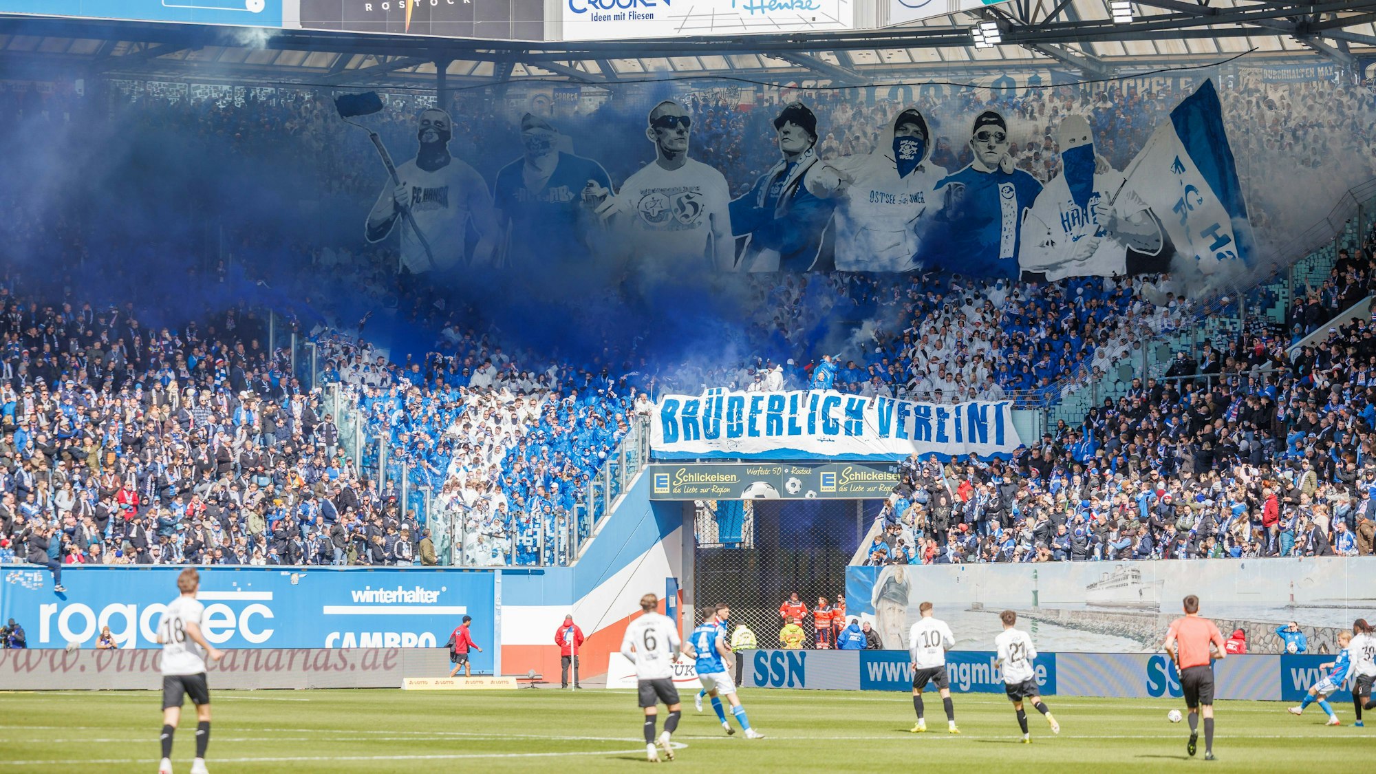 Die Hansa-Fans zeigen eine eindrucksvolle Choreographie.