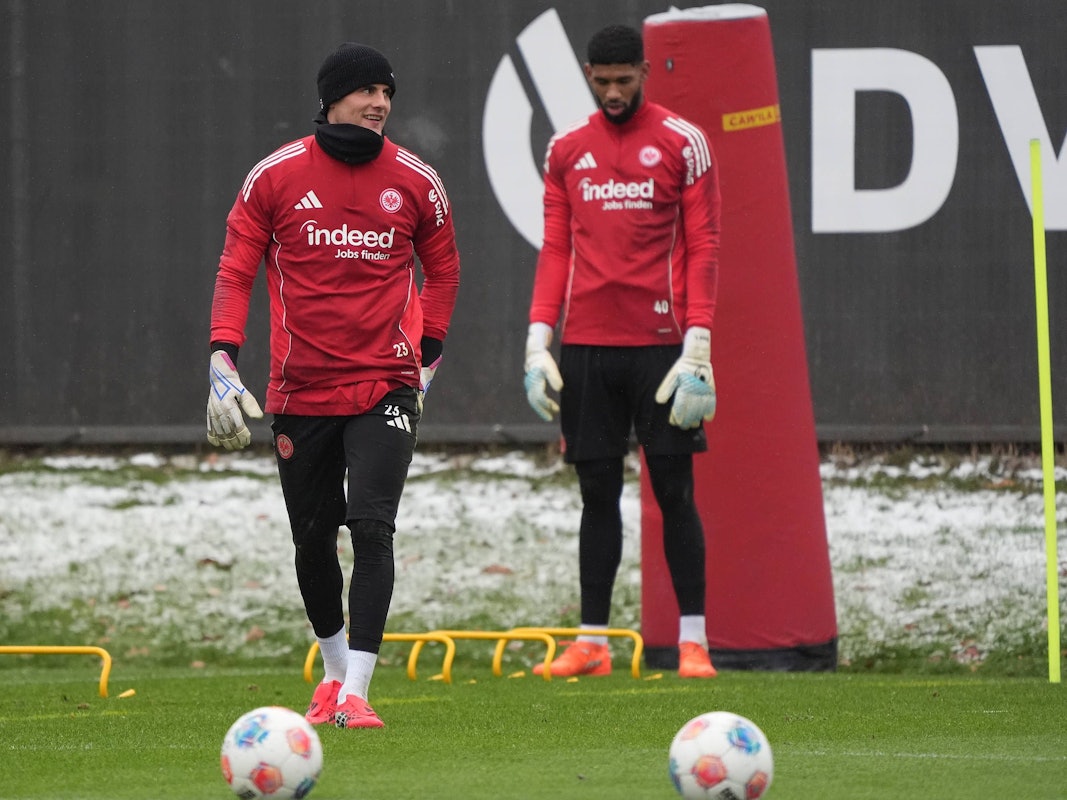 Michael Zetterer und Kaua Santos beim Torwart-Training bei Eintracht Frankfurt.