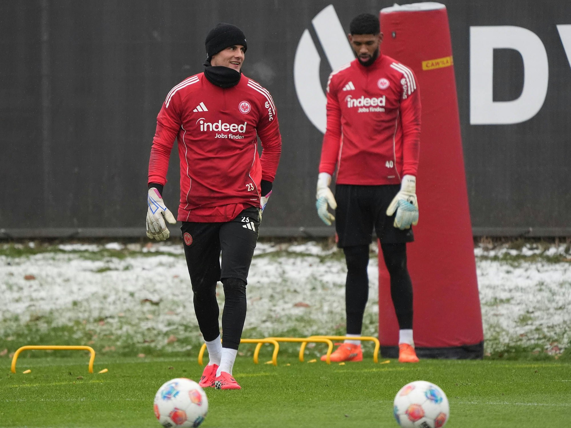 Michael Zetterer und Kaua Santos beim Torwart-Training bei Eintracht Frankfurt.