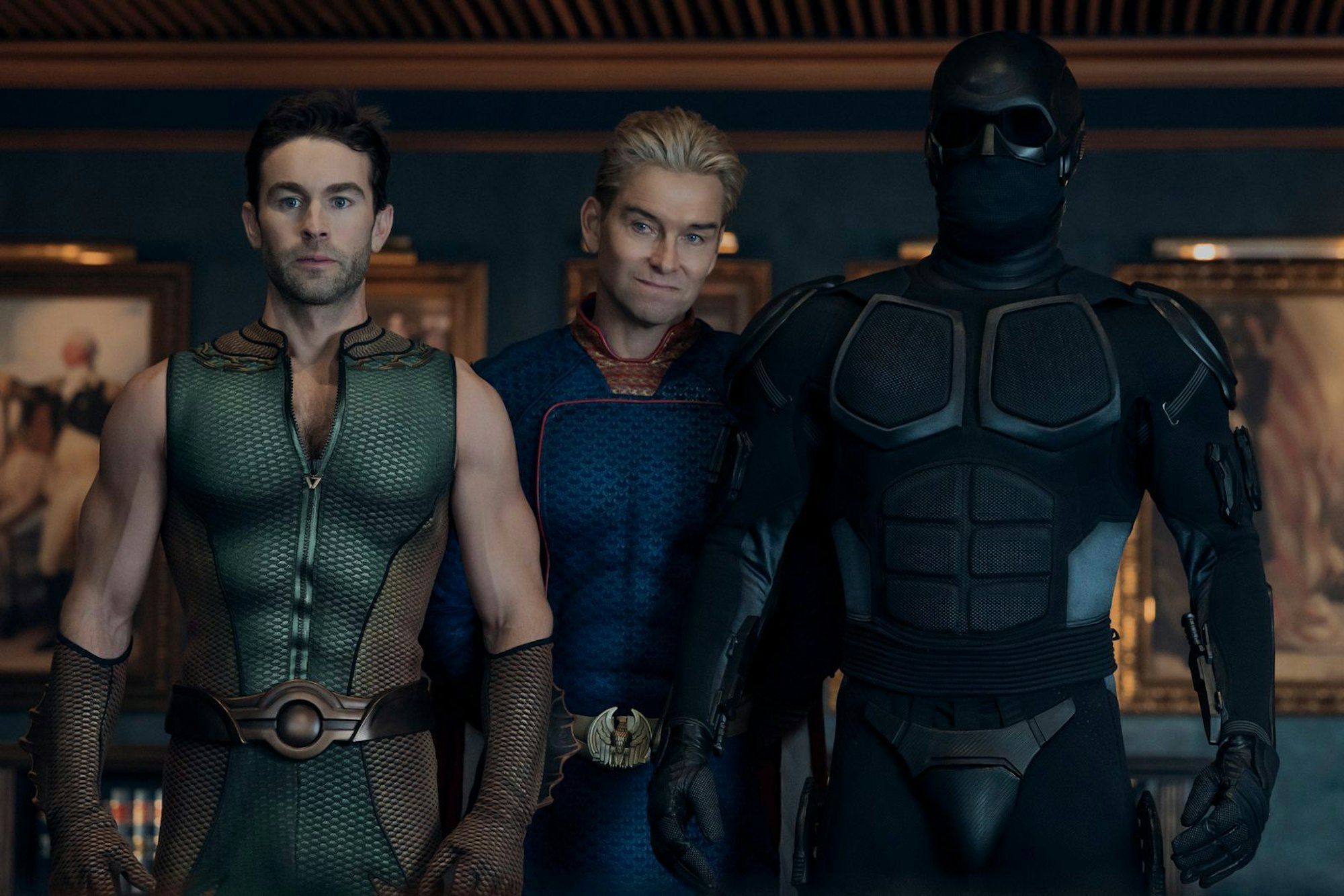 Homelander (Antony Starr, Mitte) hat Spezialaufträge für seine Vasallen The Deep (Chace Crawford, links) und Black Noir (Nathan Mitchell). (Bild: Amazon Content Services LLC)