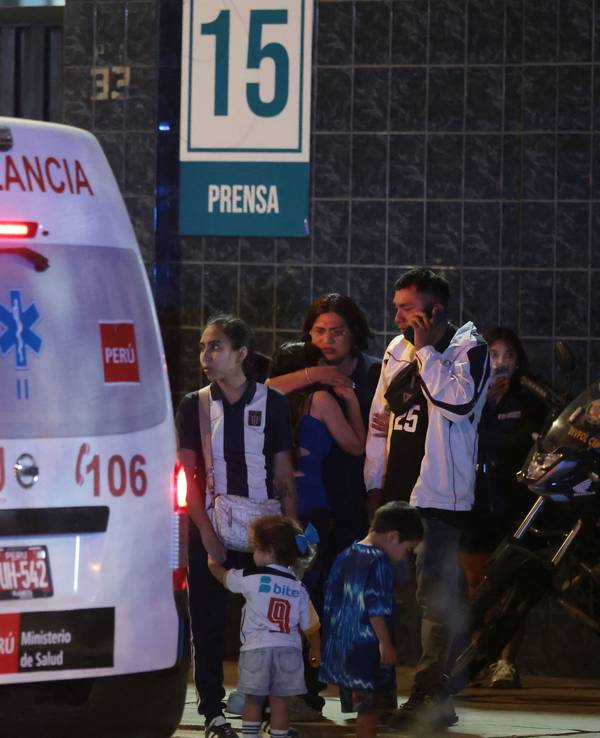 Angehörige warten am Eingang des Alejandro-Villanueva-Stadions auf Neuigkeiten, nachdem es am Vorabend des Spiels gegen Universitario am 3. April 2026 in Lima zu einem Unfall auf den Tribünen gekommen war. Mindestens ein Mensch starb.
