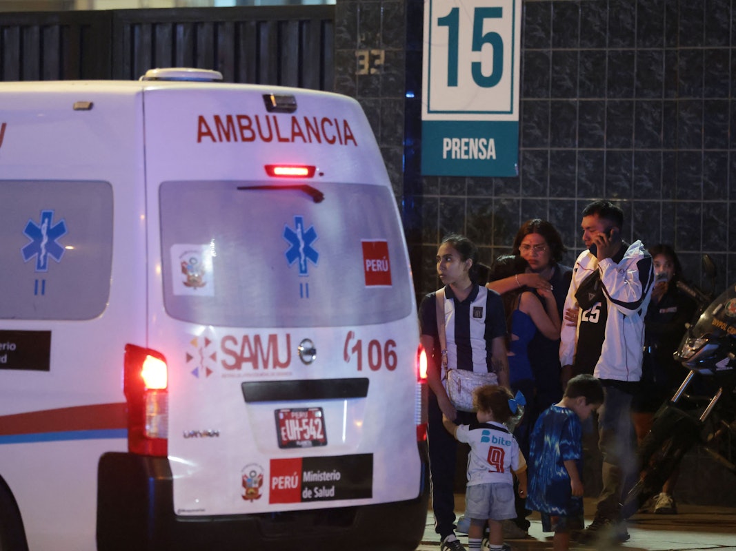 Angehörige warten am Eingang des Alejandro-Villanueva-Stadions auf Neuigkeiten, nachdem es am Vorabend des Spiels gegen Universitario am 3. April 2026 in Lima zu einem Unfall auf den Tribünen gekommen war. Mindestens ein Mensch starb.