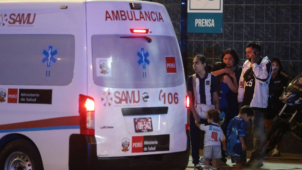 Angehörige warten am Eingang des Alejandro-Villanueva-Stadions auf Neuigkeiten, nachdem es am Vorabend des Spiels gegen Universitario am 3. April 2026 in Lima zu einem Unfall auf den Tribünen gekommen war. Mindestens ein Mensch starb.