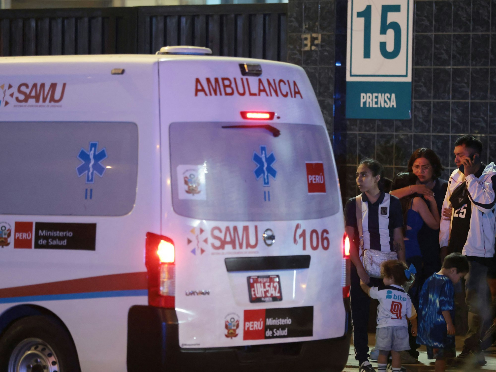 Angehörige warten am Eingang des Alejandro-Villanueva-Stadions auf Neuigkeiten, nachdem es am Vorabend des Spiels gegen Universitario am 3. April 2026 in Lima zu einem Unfall auf den Tribünen gekommen war. Mindestens ein Mensch starb.