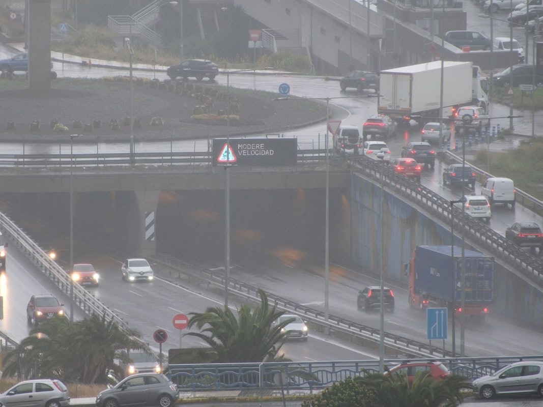 Sturm „Therese“ fegte im März über Gran Canaria hinweg. Die Gemeinde Agaete hielt einen Notfallplan aufrecht und bat die Bevölkerung um äußerste Vorsicht, um Schluchten, Überschwemmungsgebiete, Wege und Bergregionen sowie unnötige Fahrten zu meiden und immer den offiziellen Hinweisen zu folgen oder im Falle eines Vorfalls die 112 anzurufen.