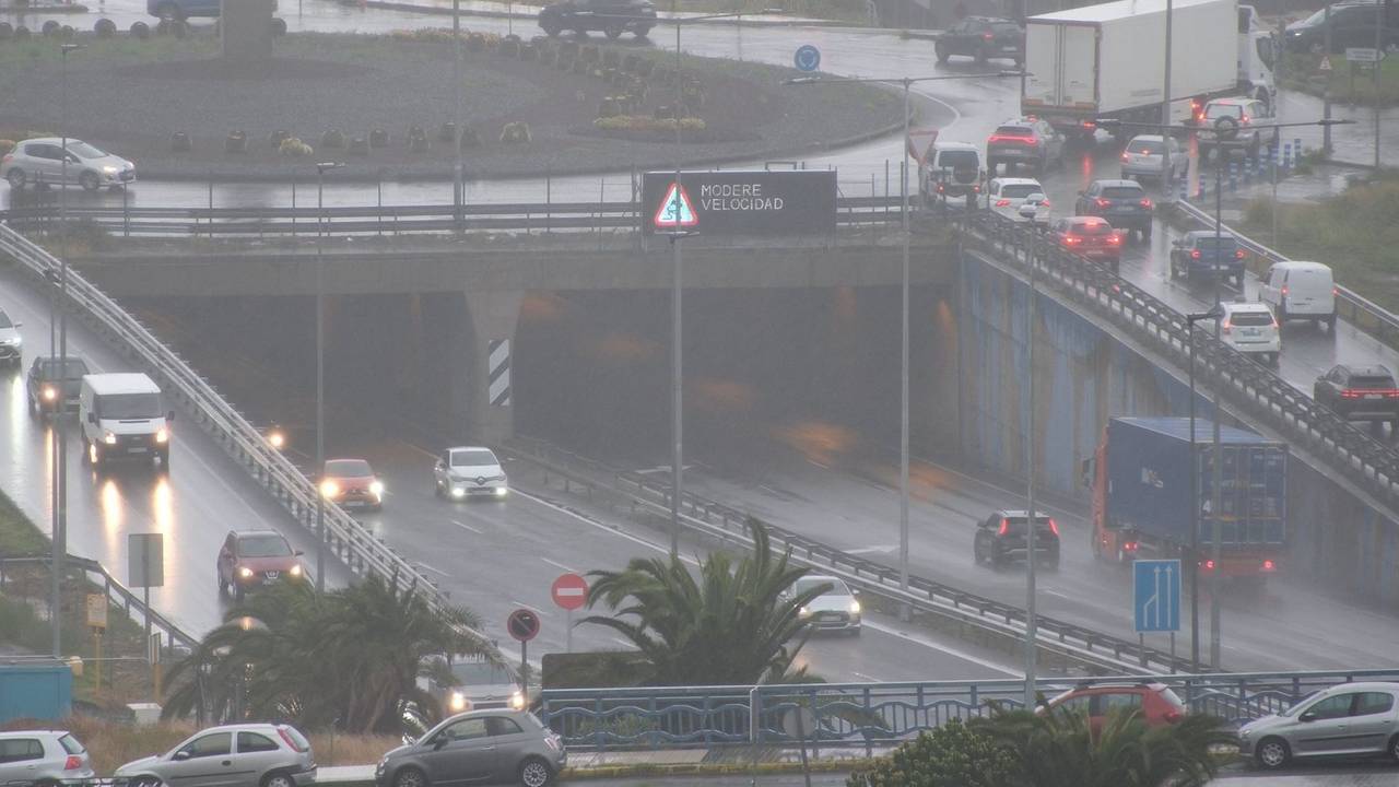 Sturm „Therese“ fegte im März über Gran Canaria hinweg. Die Gemeinde Agaete hielt einen Notfallplan aufrecht und bat die Bevölkerung um äußerste Vorsicht, um Schluchten, Überschwemmungsgebiete, Wege und Bergregionen sowie unnötige Fahrten zu meiden und immer den offiziellen Hinweisen zu folgen oder im Falle eines Vorfalls die 112 anzurufen.