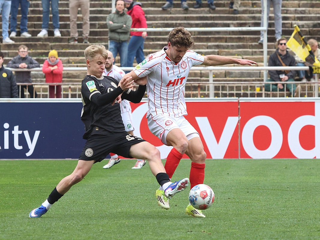 Dortmunds Danylo Kversun und Fortuna Kölns Enzo Wirtz im Zweikampf.