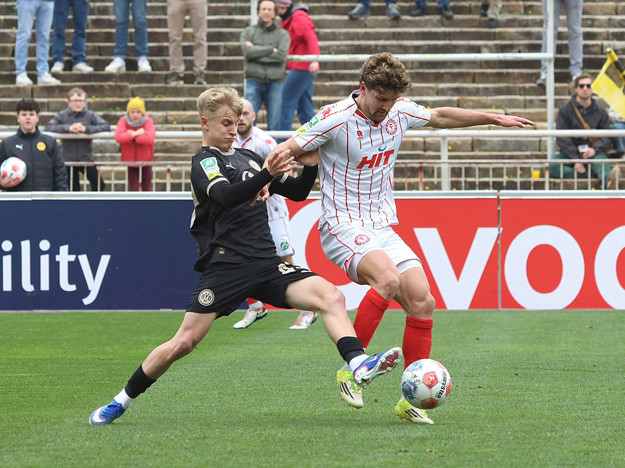 Dortmunds Danylo Kversun und Fortuna Kölns Enzo Wirtz im Zweikampf.