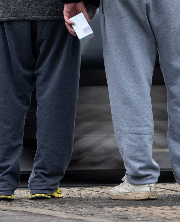 Zwei Fußgänger in Jogginghosen – für Mode-Influencer Joe Laschet ein No-Go. (Symbolfoto)