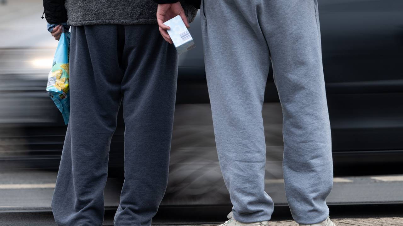 Zwei Fußgänger in Jogginghosen – für Mode-Influencer Joe Laschet ein No-Go. (Symbolfoto)