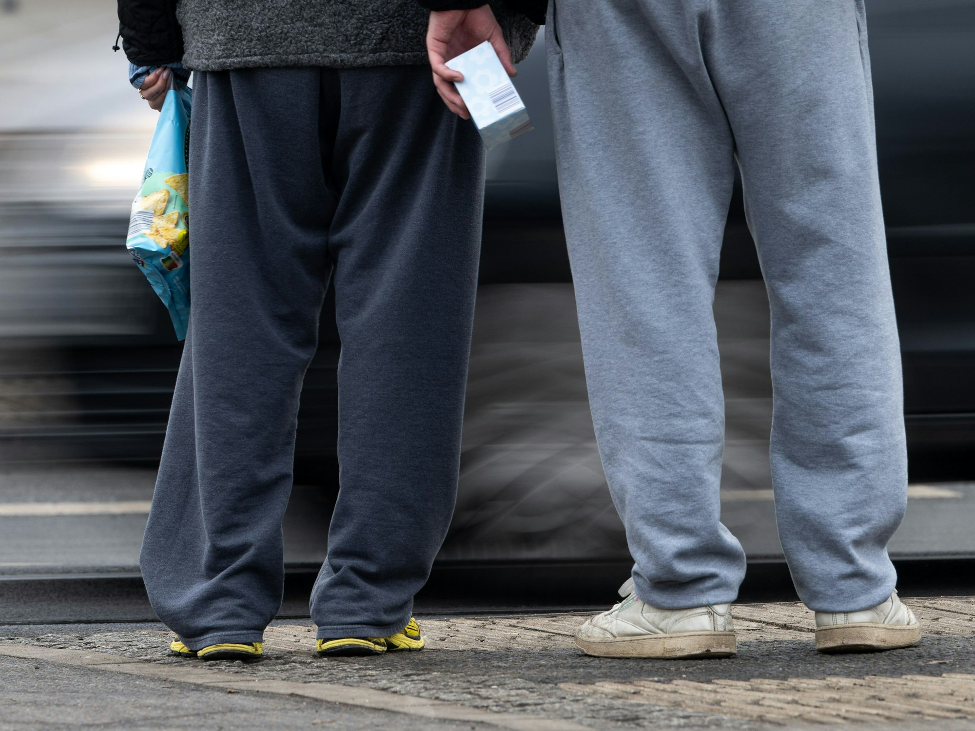 Zwei Fußgänger in Jogginghosen – für Mode-Influencer Joe Laschet ein No-Go. (Symbolfoto)