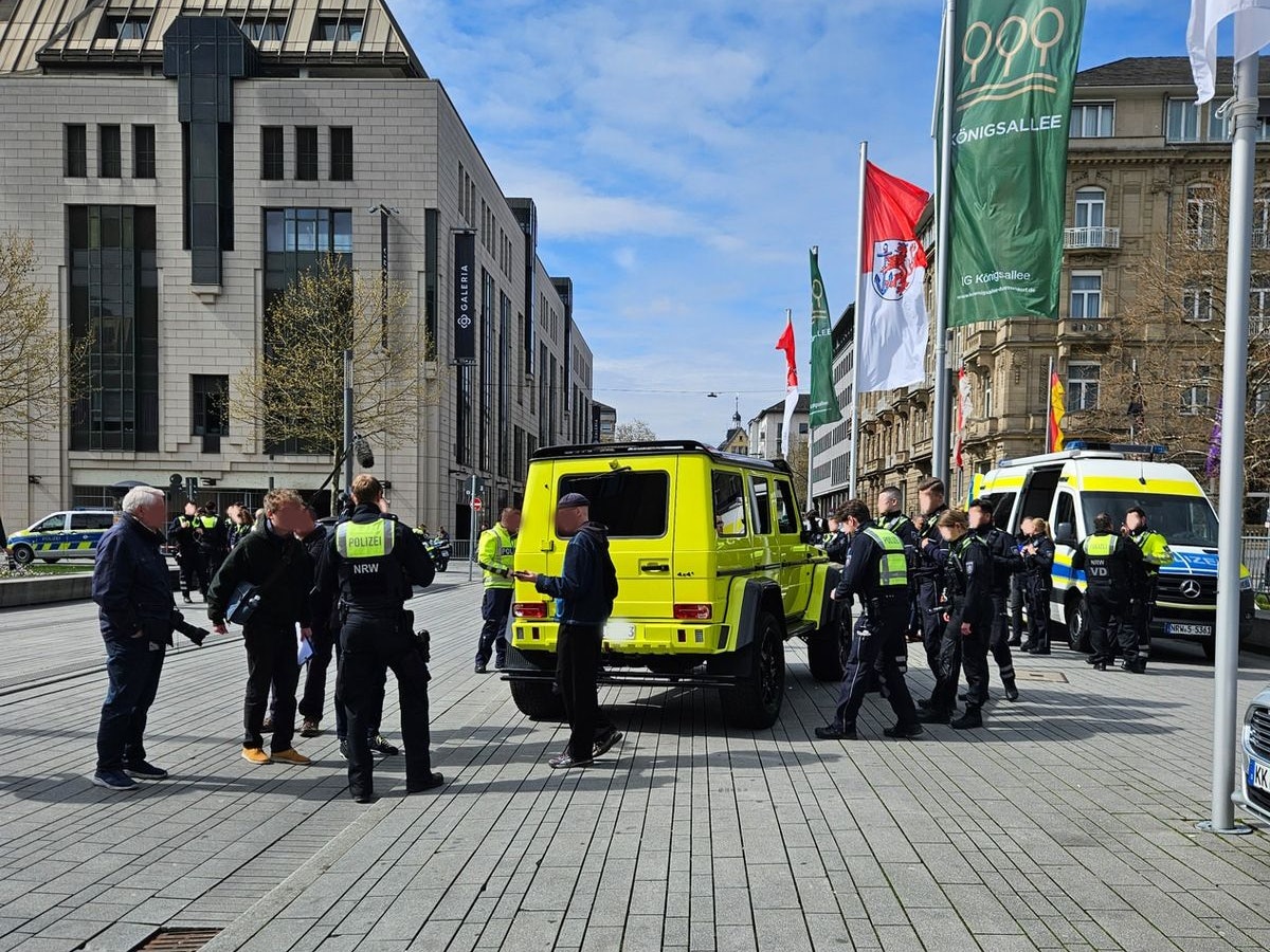 Ein Polizist kontrolliert ein tiefergelegtes Auto am Car-Freitag.