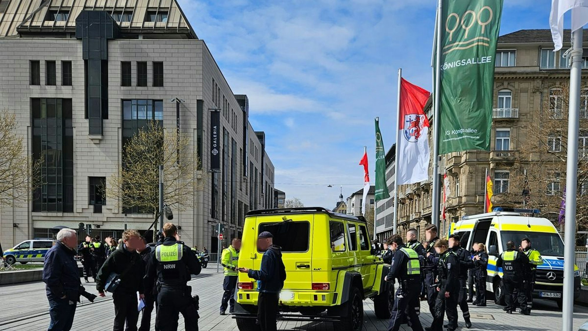 Ein Polizist kontrolliert ein tiefergelegtes Auto am Car-Freitag.