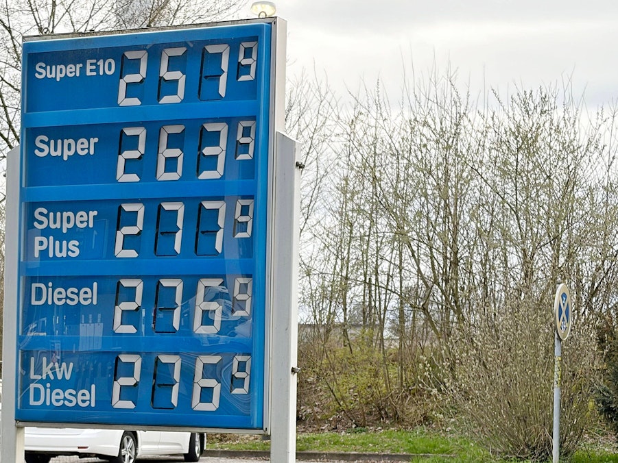 Tankstellen dürfen die Kraftstoffpreise nur noch einmal täglich erhöhen – und das genau um 12 Uhr mittags. Das Symbolfoto zeigt eine Preistafel.