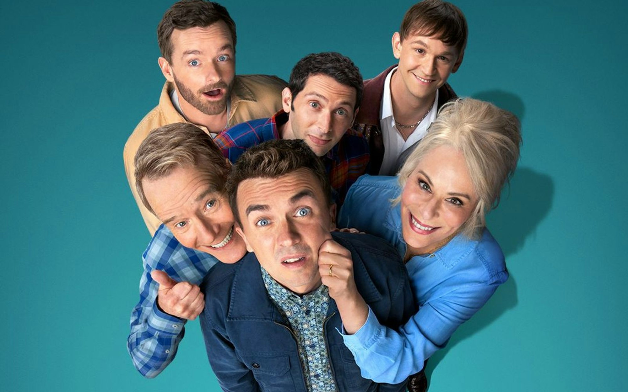 Malcom (Frankie Muniz, Mitte) muss mit seinen Brüdern (oben, von links: Christopher Masterson, Justin Berfield, Caleb Ellsworth-Clark) zum Hochzeitstag von Hal (Bryan Cranston) und Lois (Jane Kaczmarek) antanzen. (Bild: Disney)