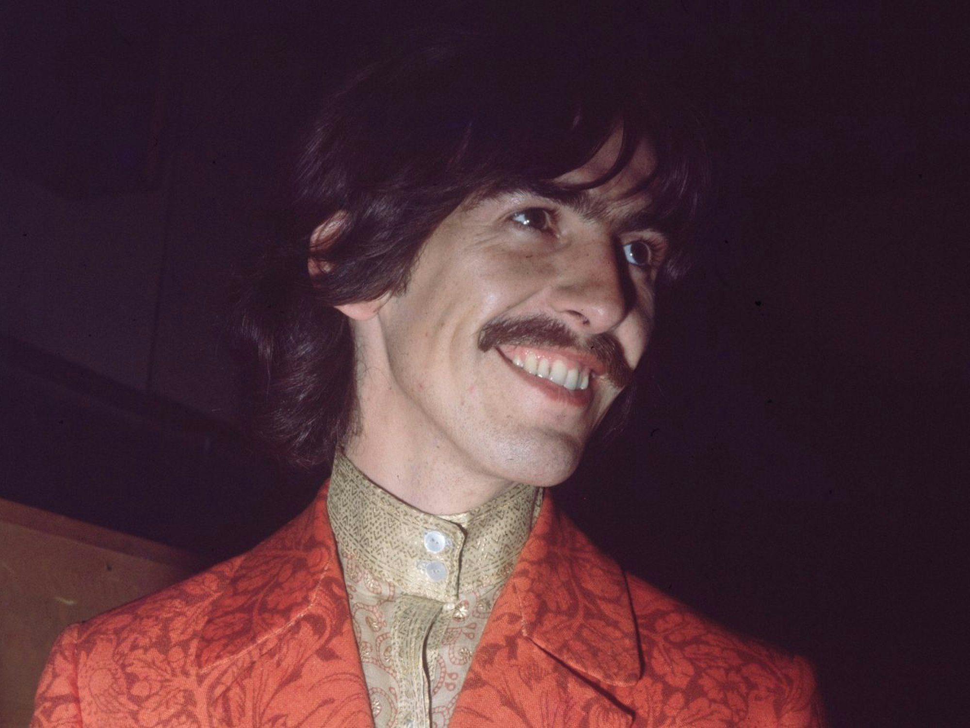 Wäre ohne George Harrison womöglich nicht einer der schönsten Komödien aller Zeitene entstanden? Jedenfalls finanzierte er „Das Leben des Brian“ aus der eigenen Tasche, weil so gerne den Film sehen wollte, wie Komiker Eric Idle verriet. (Bild: John Williams/BIPs/Getty Images)