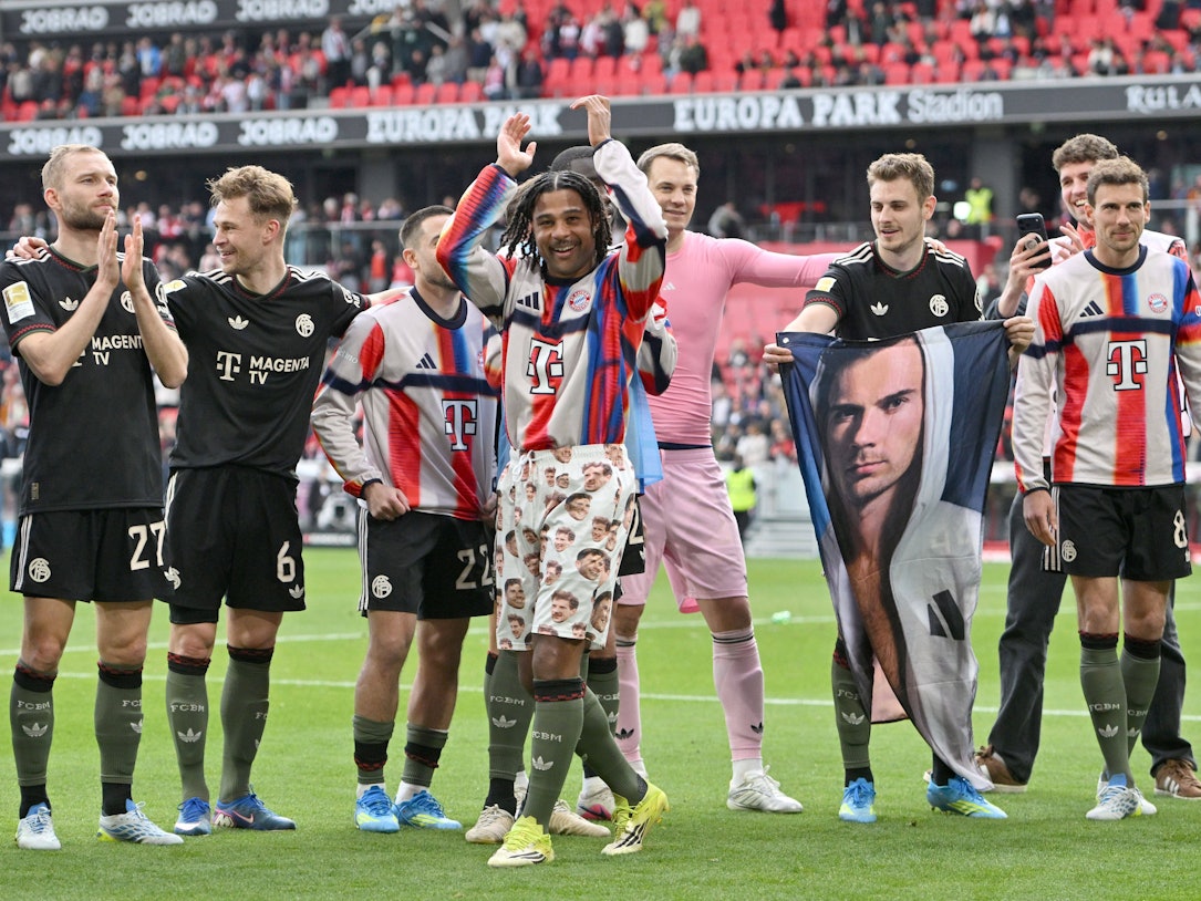 Serge Gnabry feiert Bayerns Sieg in Freiburg in einer Hose mit Fotos von Leon Goretzka drauf.