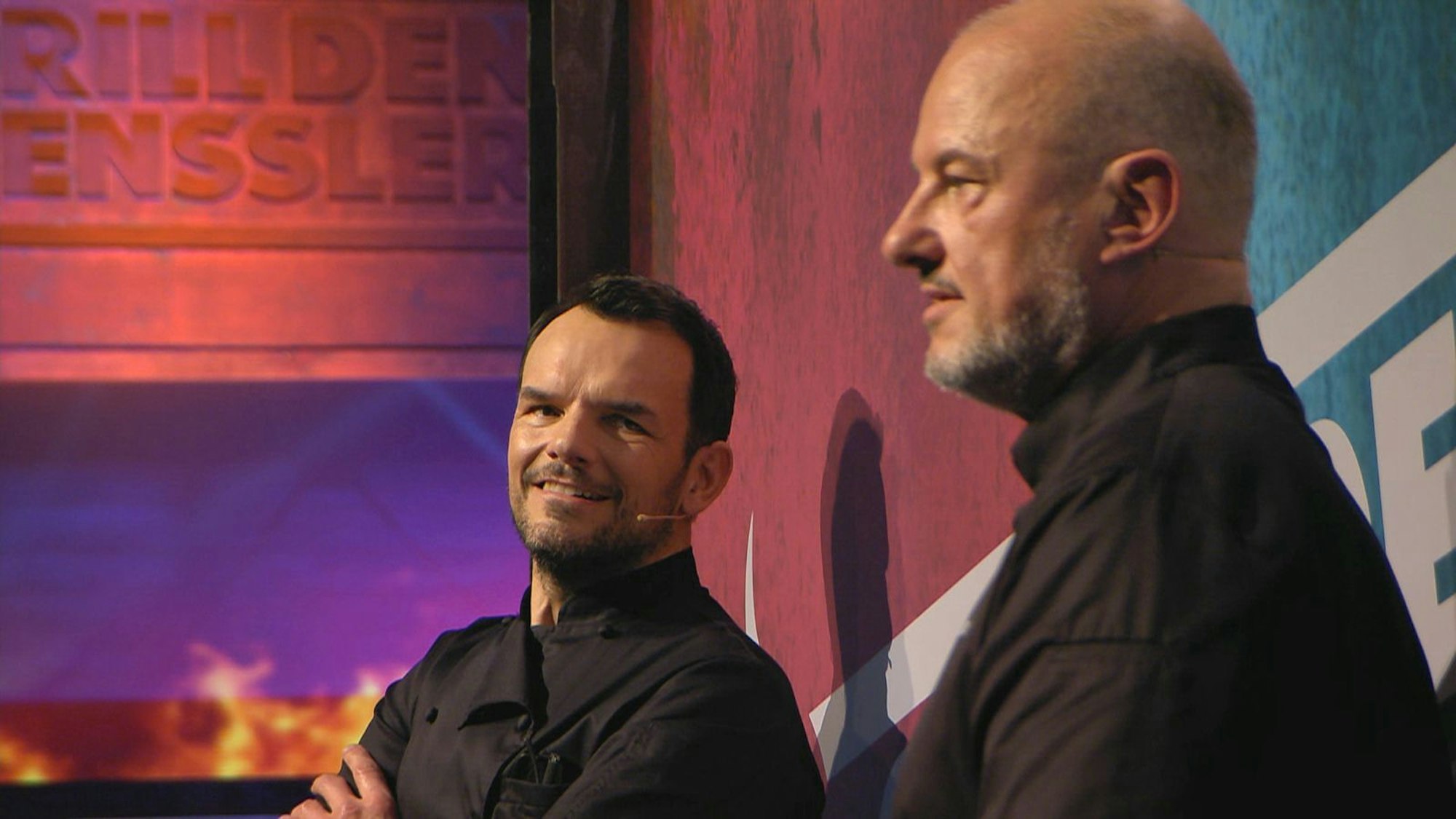 Eigentlich standen ja Steffen Henssler und sein Gegner Frank Rosin im Mittelpunkt von „Grill den Henssler“ (VOX). Aber zwei Turteltauben stahlen ihnen (fast) die Show. (Bild: RTL)