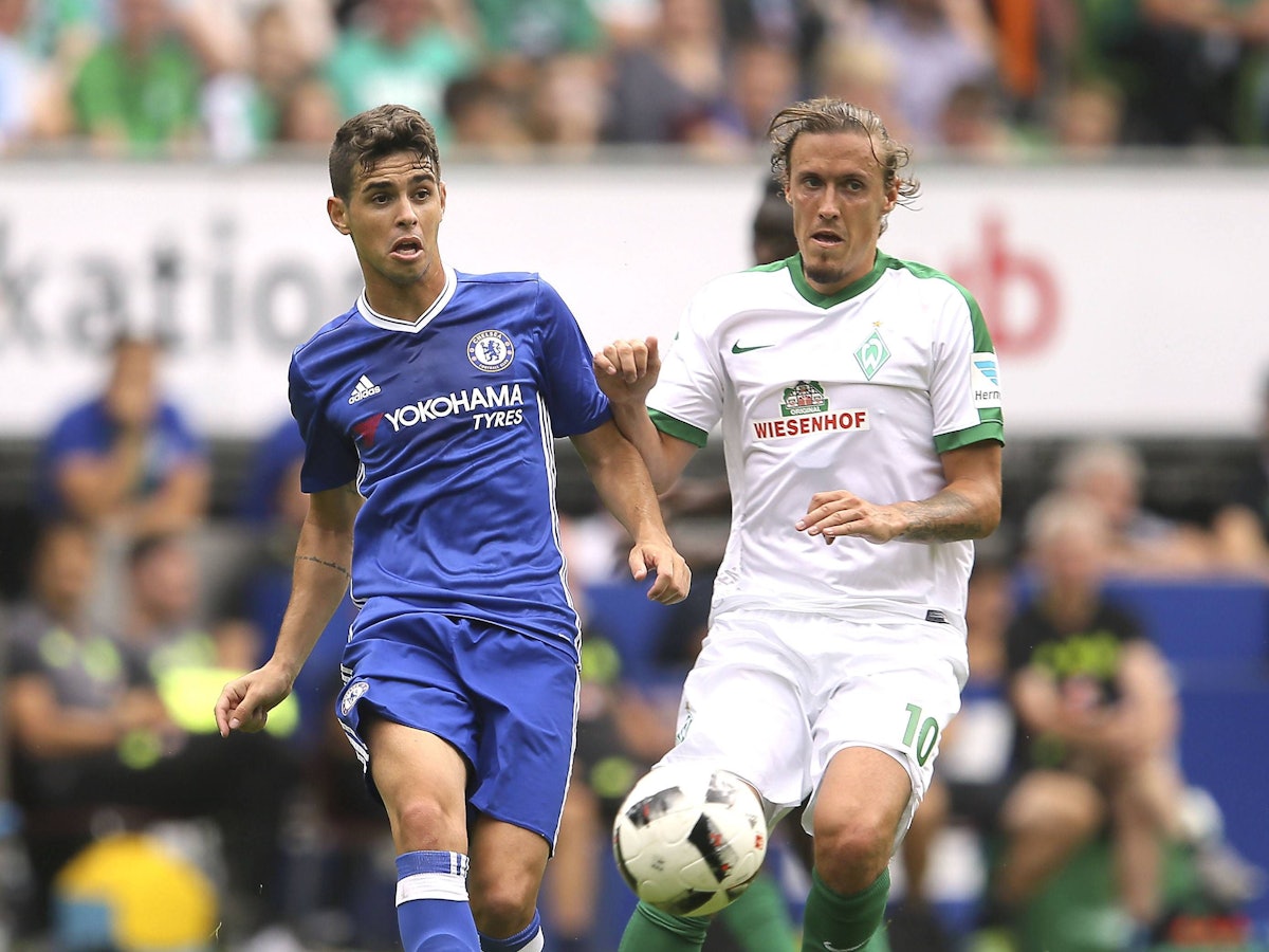 Chelseas Oscar im Zweikampf mit Bremens Max Kruse.