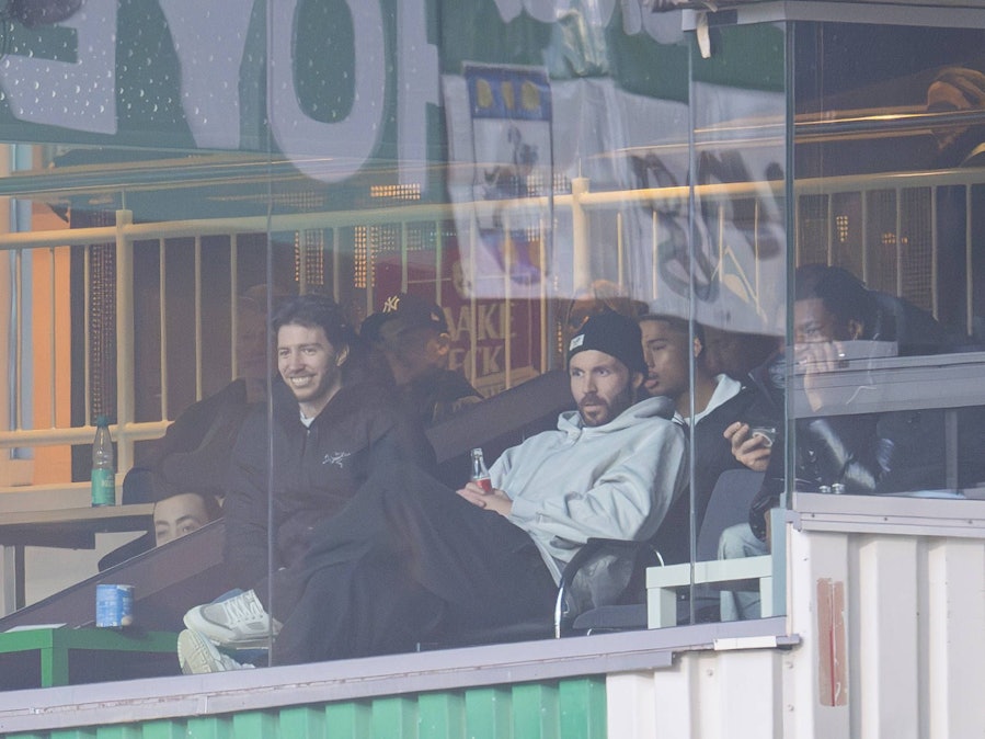 Mitchell Weiser (l.) auf der Tribüne im Weserstadion.