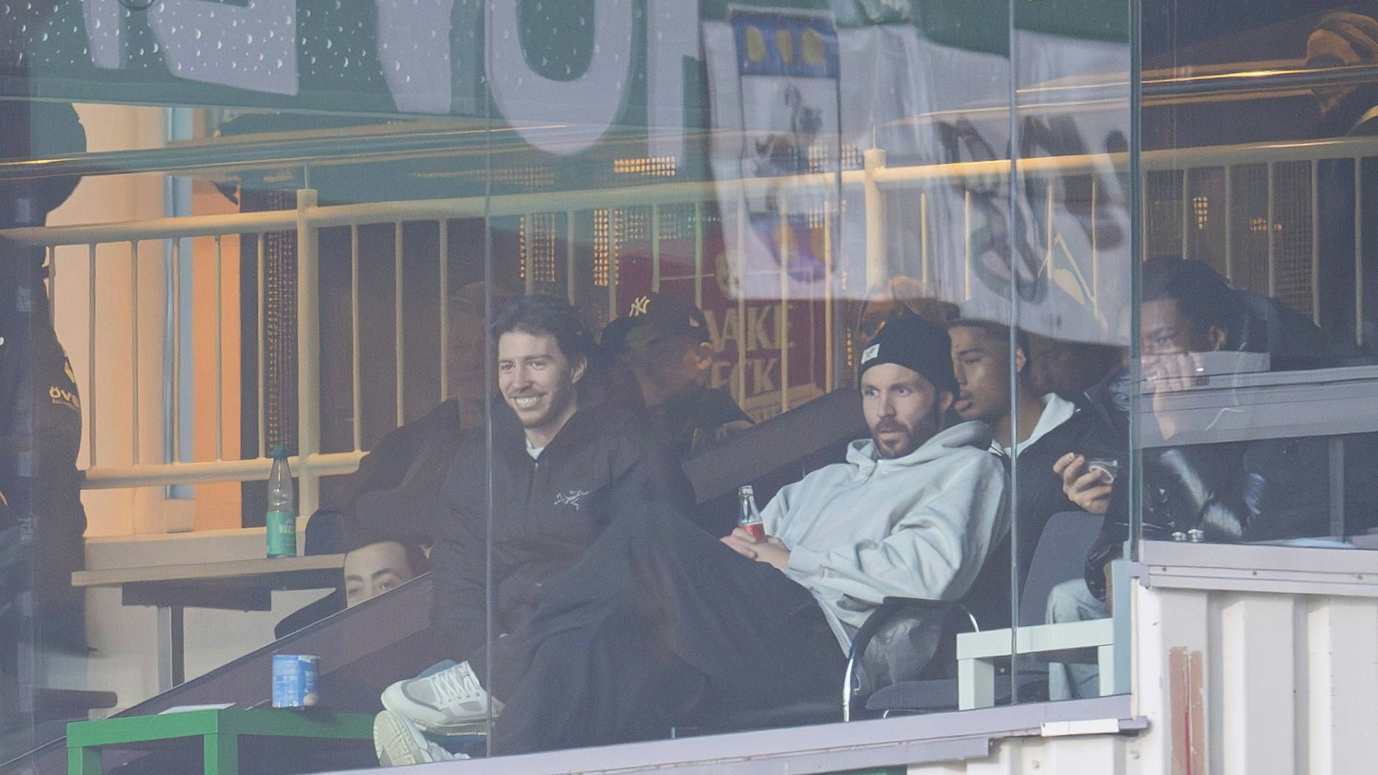 Mitchell Weiser (l.) auf der Tribüne im Weserstadion.