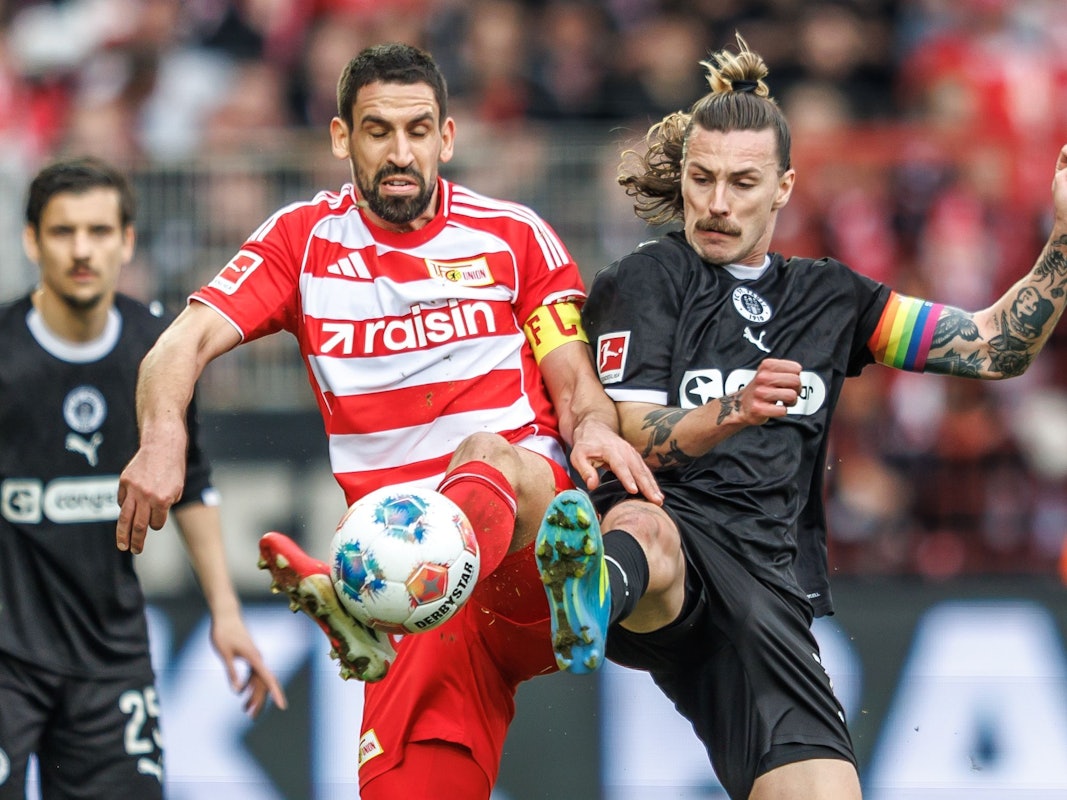 Jackson Irvine kämpft gegen Rani Khedira um den Ball.