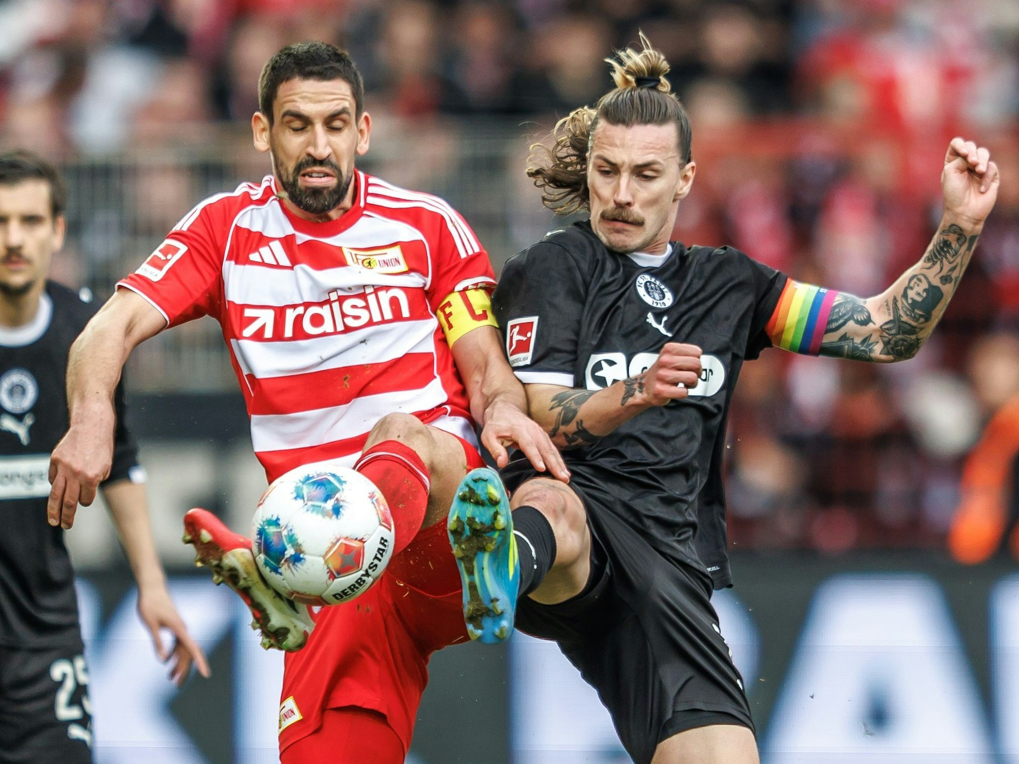 Jackson Irvine kämpft gegen Rani Khedira um den Ball.