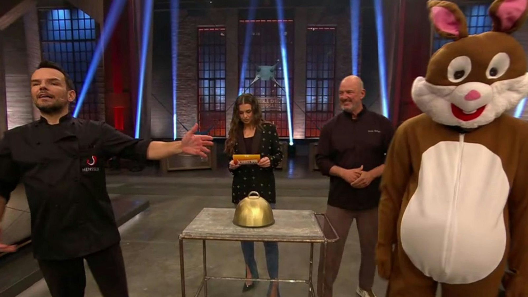 Plüschige Frotzelei: Steffen Henssler stellte den Osterhasen als Tim Mälzer vor. (Bild: RTL)