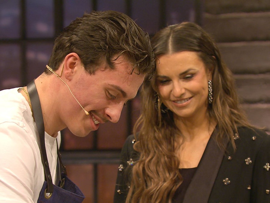 Hitze am Herd! Laura Wontorra verfiel bei „Grill den Henssler“ (VOX) wegen Toni Zaza in den Flirtmodus. (Bild: RTL)
