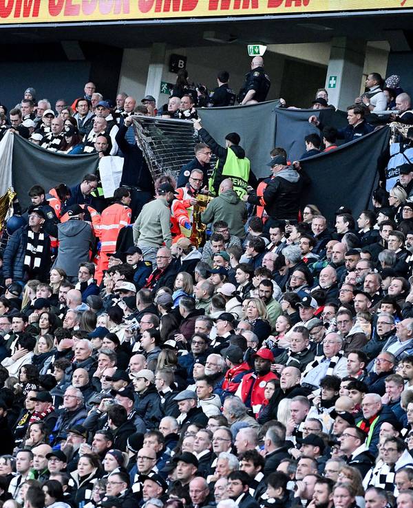 Sanitäter kümmern sich im Stadion in Frankfurt um einen Fan.