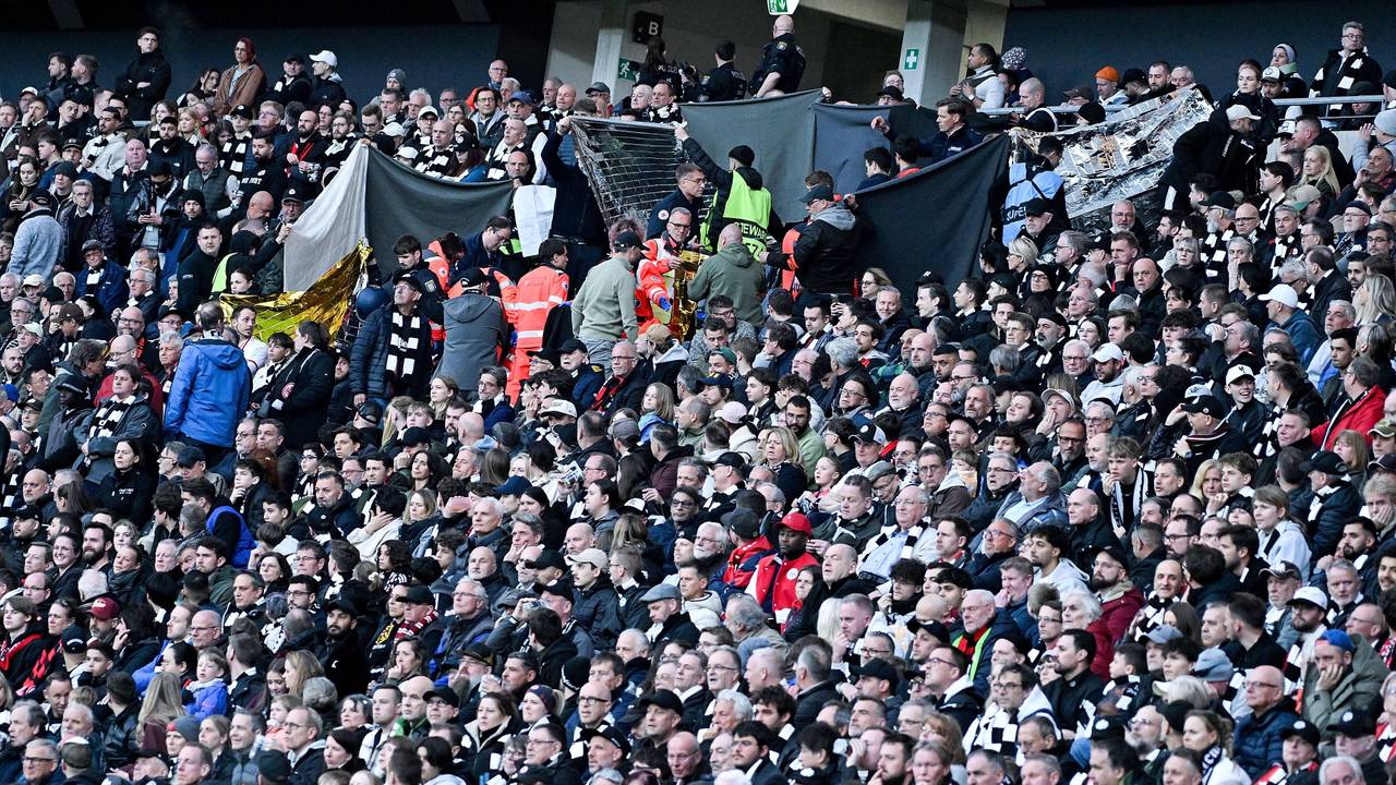 Sanitäter kümmern sich im Stadion in Frankfurt um einen Fan.