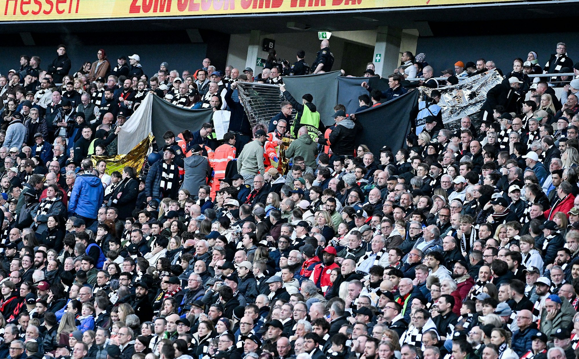 Sanitäter kümmern sich im Stadion in Frankfurt um einen Fan.