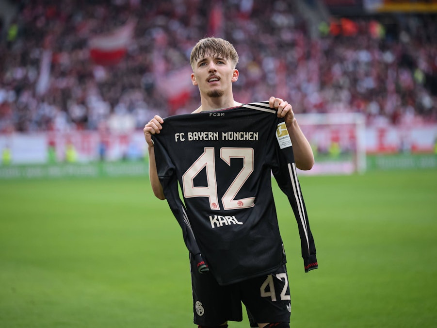 Lennart Karl hält stolz sein Trikot nach einem Treffer vor die Fankurve.