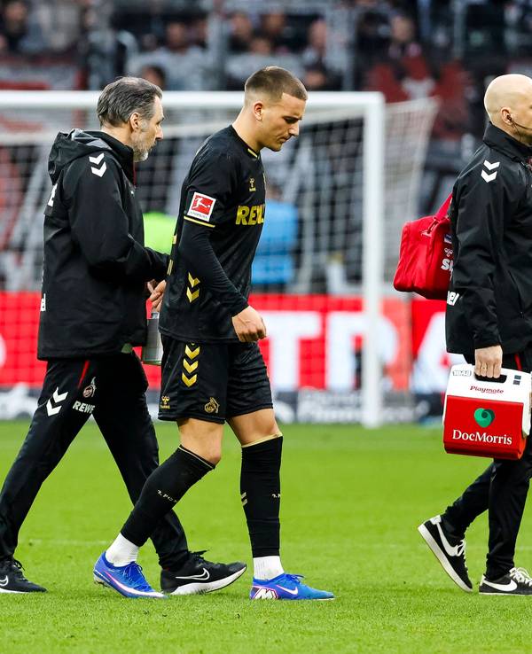 Said El Mala verlässt in Begleitung der FC-Ärzte angeschlagen den Platz.