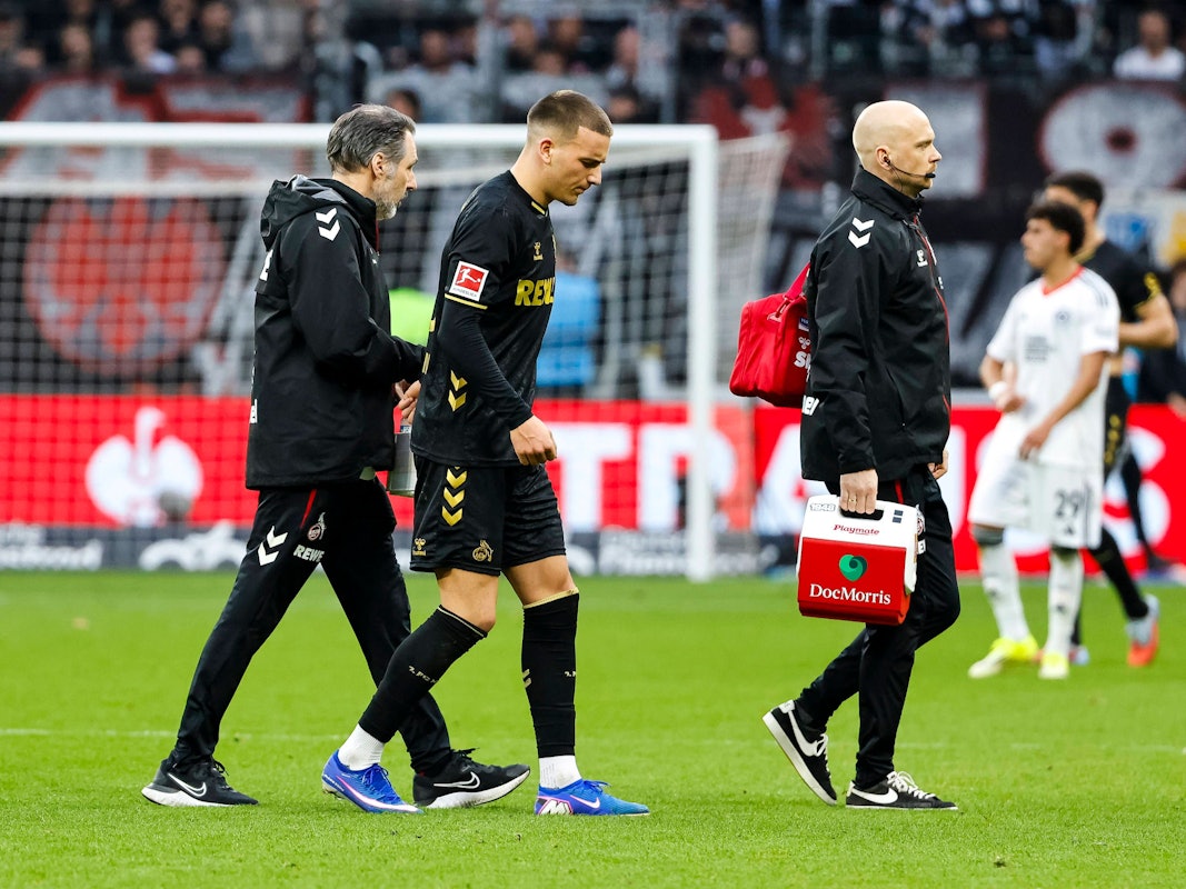 Said El Mala verlässt in Begleitung der FC-Ärzte angeschlagen den Platz.