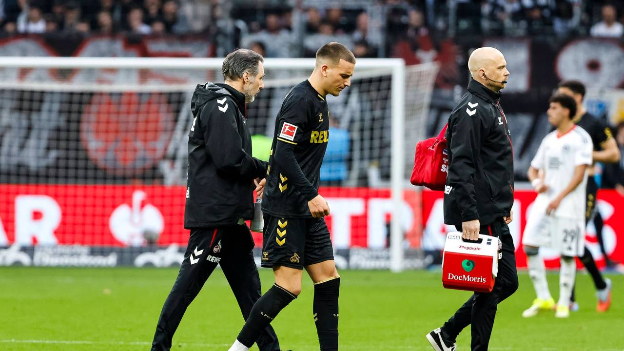 Said El Mala verlässt in Begleitung der FC-Ärzte angeschlagen den Platz.