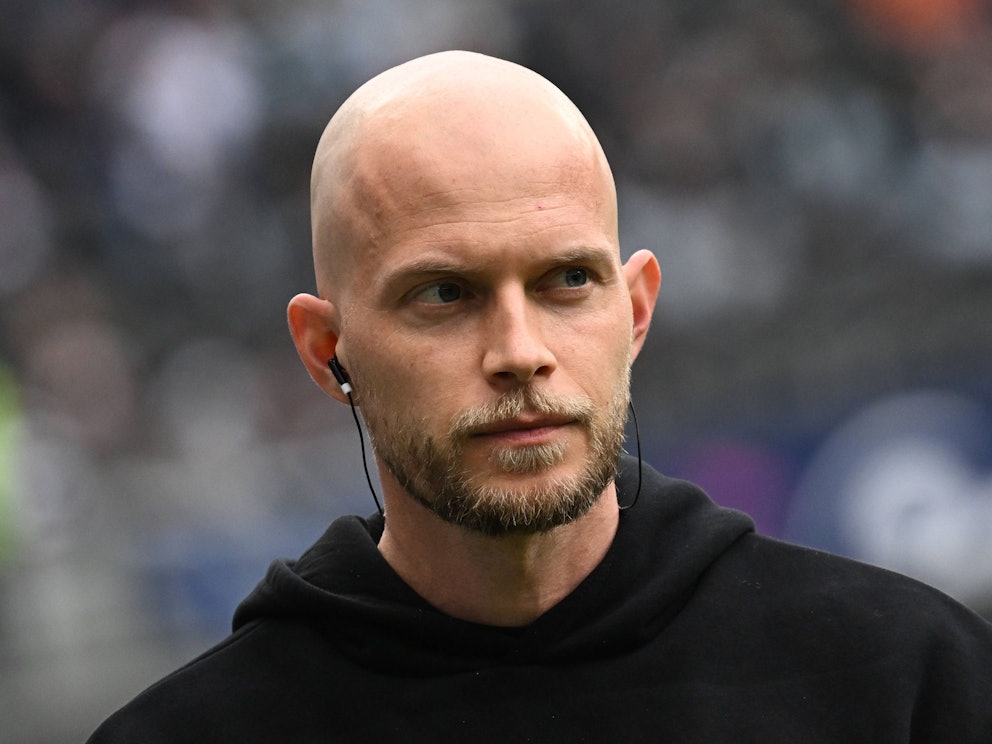 René Wagner blickt sich im Stadion um.