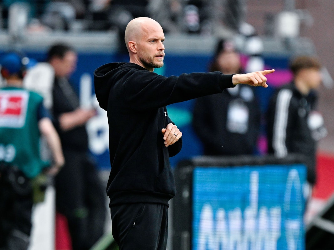 René Wagner gibt Anweisungen an der Seitenlinie.