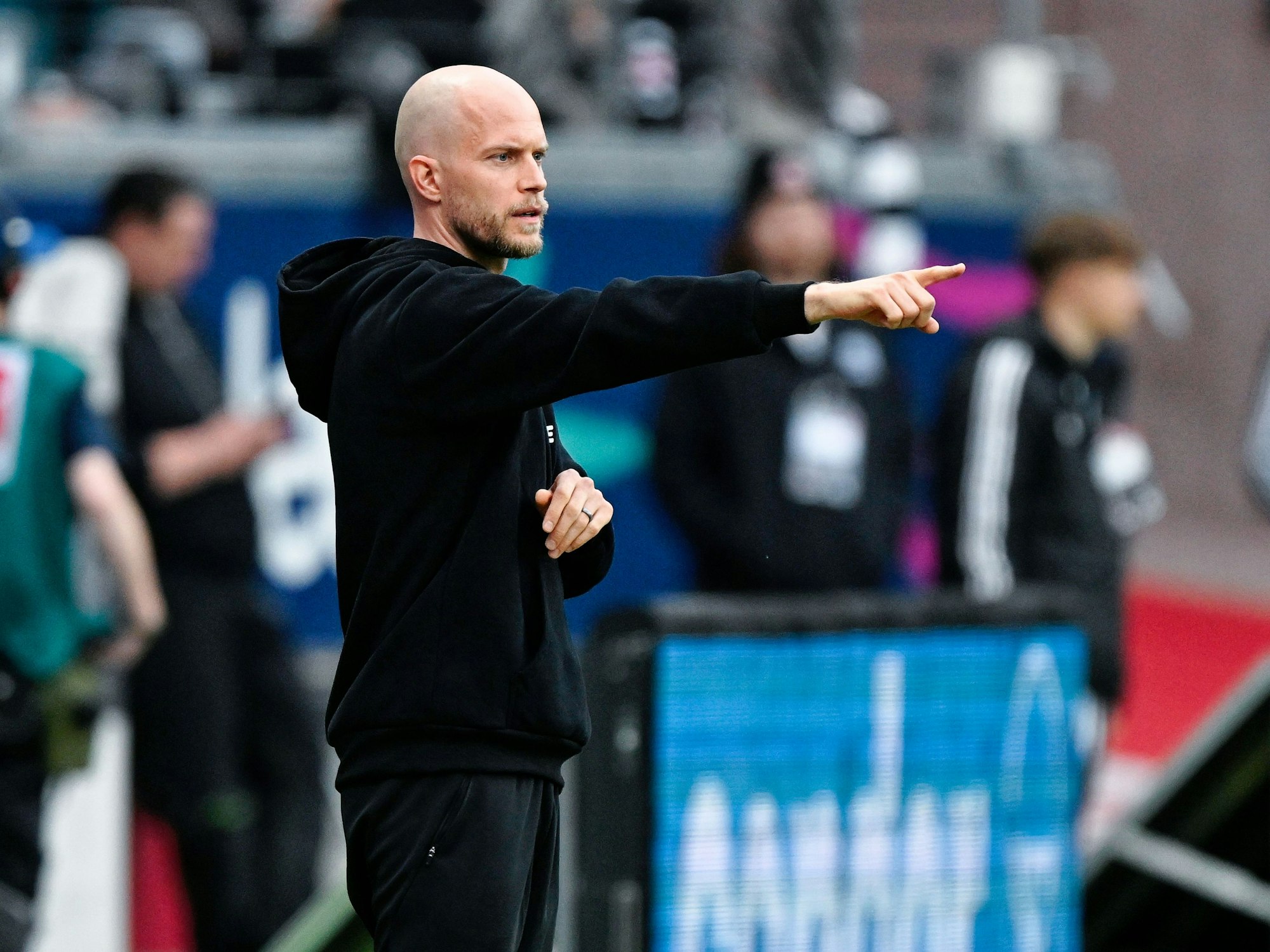 René Wagner gibt Anweisungen an der Seitenlinie.