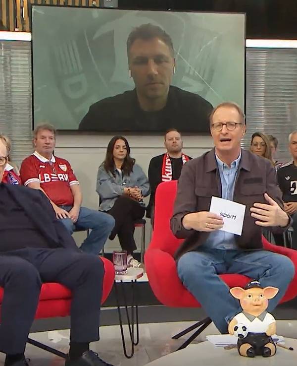 Sören Gonther ist im Doppelpass auf einem Bildschirm zu sehen.