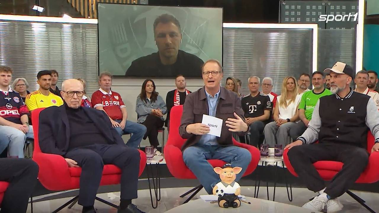 Sören Gonther ist im Doppelpass auf einem Bildschirm zu sehen.