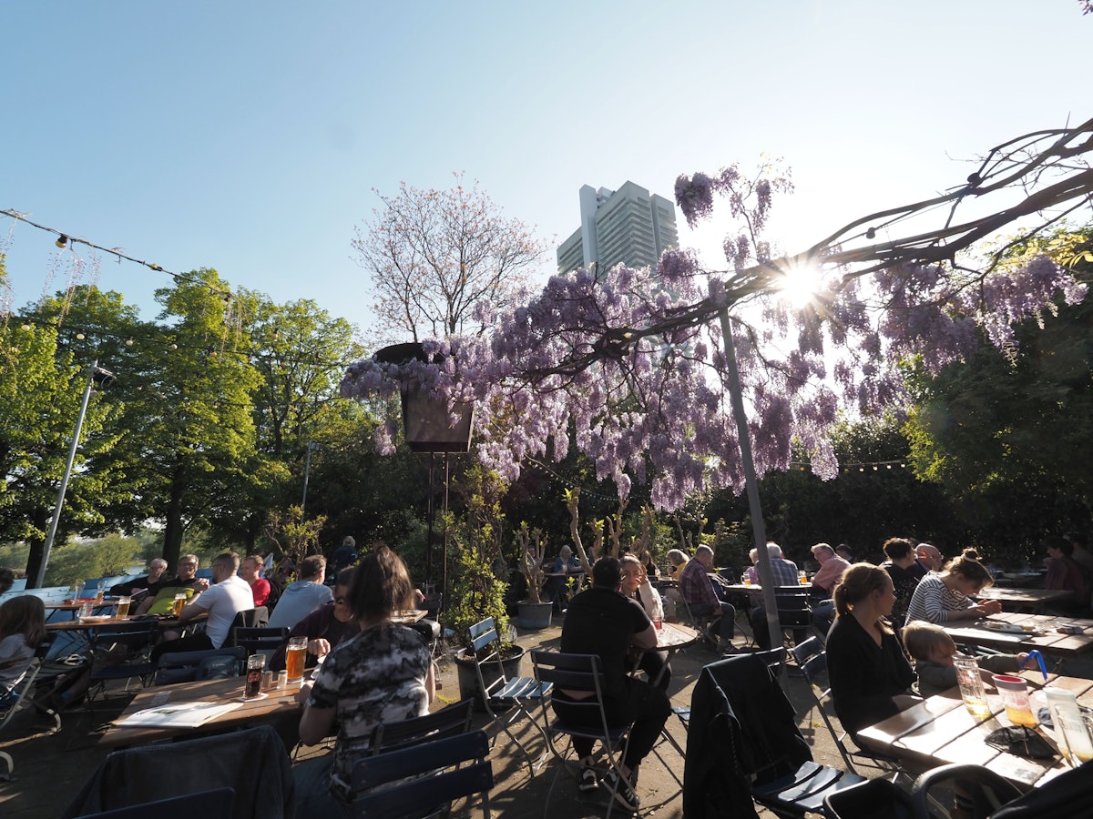 Der Biergarten am Rhein in Riehl wurde renoviert (Archivfoto).